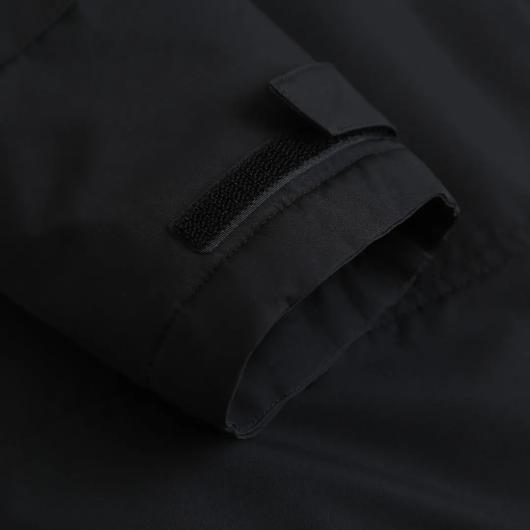 P980 Ralph Lauren Pony Embroidered Hooded Down Jacket (Black) The inner filling is made of high-quality 90 white duck down with a weight of 220g, ensuring excellent thermal insulation performance. After strict screening and processing, the velvet is not easy to get drilled, ensuring durability. The fabric is made of high-density nylon taffeta with a density of about 210T-300T, with a smooth and slightly matte surface, excellent windproof and waterproof properties (with DWR water-repellent treatment), strong wrinkle resistance and easy care, in line with the American casual positioning of "durable and practical". The lining fabric is made of 100% polyamide. The high-density and tight weaving process prevents fine lint from emerging from the gaps in the fabric. The smooth surface improves the putting on and taking off experience, and the excellent wear and tear resistance ensures damage caused by frequent use, while the light and soft texture does not affect the overall weight. The classic jacket has a slightly loose fit, slightly dropped shoulder line (shoulder width is 1-2cm wider than the standard fit), is hip-length, and has slightly tapered straight sleeves, taking into account both freedom of movement and casual style. The adjustable Velcro on the cuffs allows you to freely adjust the tightness according to the thickness of your wrist and personal preferences, effectively preventing cold wind from intruding, and improving the warmth performance. In terms of storage, the two front zipper pockets are convenient for you to place frequently used items, and the zipper design ensures that items are not easily lost. A built-in pocket on the left side of the chest provides a safe storage space for some small private items. The drawstring design at the hem allows you to adjust the shape of the jacket according to your body shape and dressing needs. Whether it is loose and casual or slim and neat, you can easily control it. Polo horse logo on the left chest: flat satin stitch embroidery (satin embroidery), the embroidery thread is 100% polyester high color fastness embroidery thread (the color number is consistent with the brand's standard red color card), the stitch density is 12-15 stitches/cm, the outline of the horse logo is clear, and the details of the rider and horse are burr-free. Size:S-M-L-XL